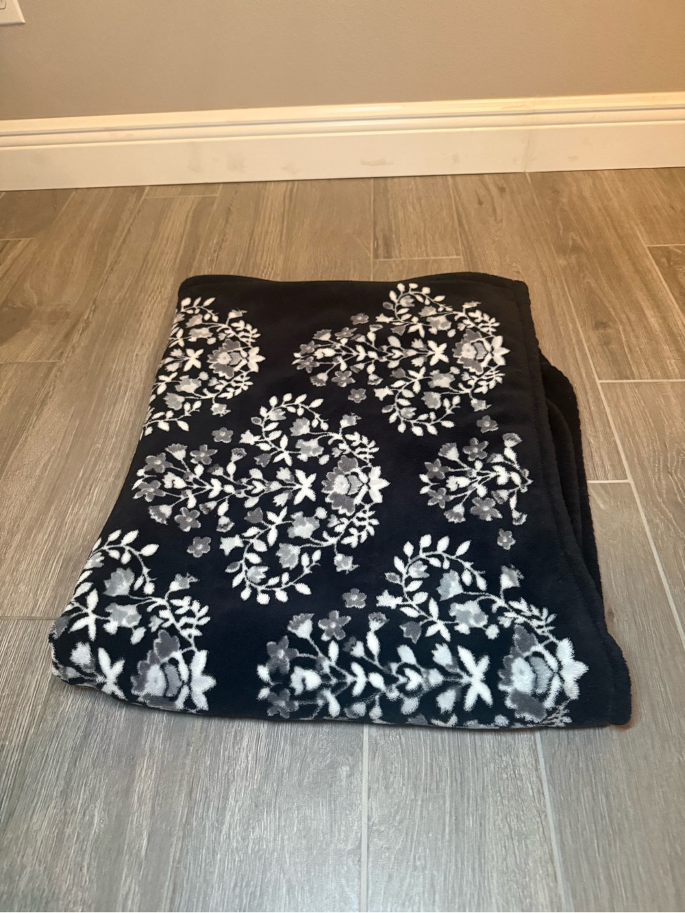 VERA BRADLEY Chandelier Noir Black White Soft Fleece Plush Throw Blanket 80x50"